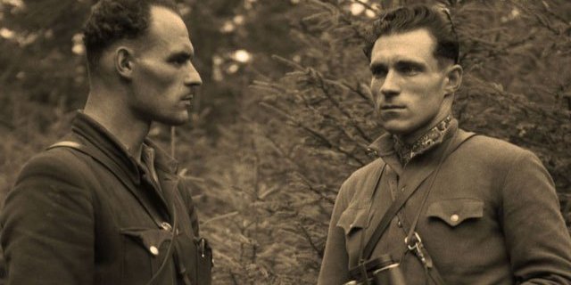 Дмитро Білінчук (зліва) з молодшим братом Василем воювали в підпільному русі опору на Прикарпатті. Фото др. пол. 1940-х років (Фото: з особистого архіву Василя Гуменюка)
