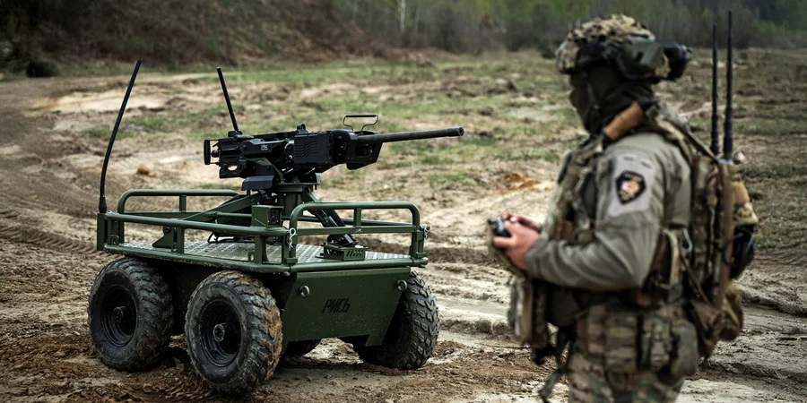 Бійці 214-го окремого штурмового батальйону керують українською наземною безпілотною платформою «Рись Pro» з дистанційно керованою кулеметною туреллю під час навчання (Фото: Serhii Mykhalchuk / Global Images Ukraine via Getty Images)