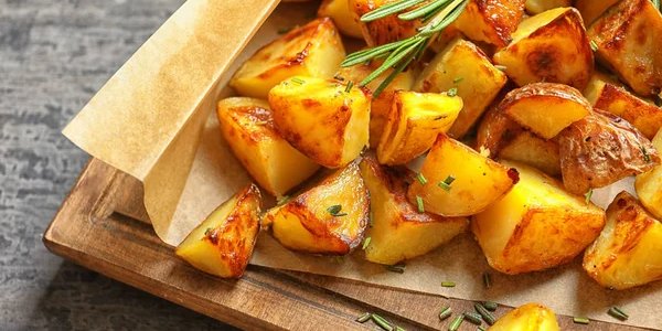 Запеченный картофель может быть идеальным гарниром к любому блюду (Фото: depositphotos/АІ)