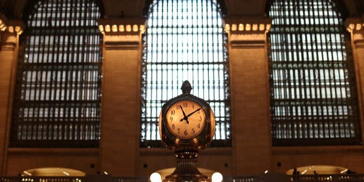 Часы на Большом Центральном вокзале Нью-Йорка, 27 мая 2021 года (Фото: REUTERS/Mike Segar)