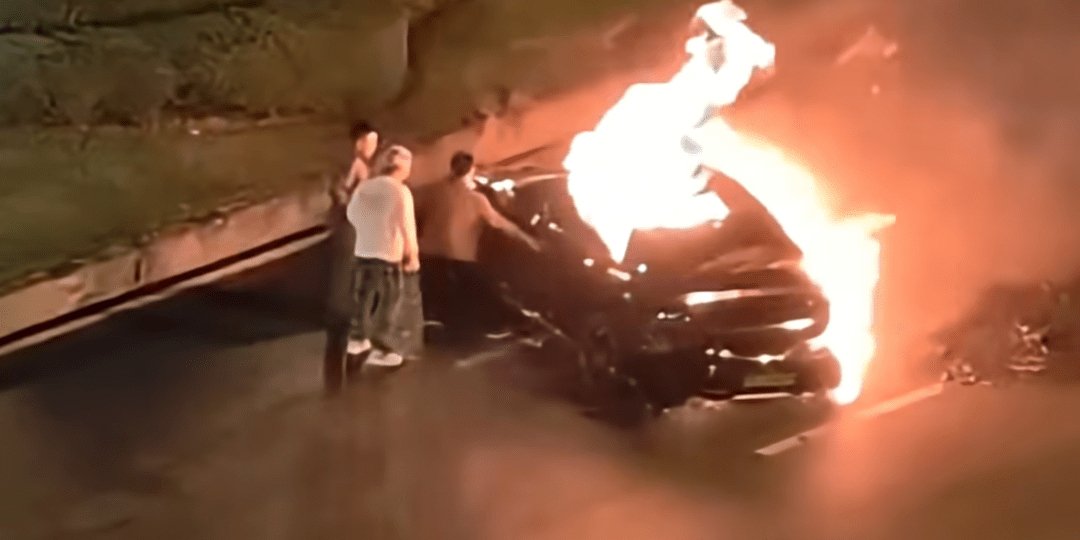 Автомобиль двигался на большой скорости, когда врезался в разделительное ограждение и мгновенно загорелся (Фото: CarNewsChina)
