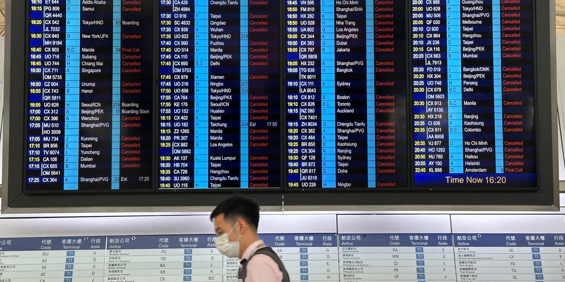 Авіакатастрофа в Гонконгу: вантажний літак Emirates впав в море після зіткнення з авто, двоє загиблих