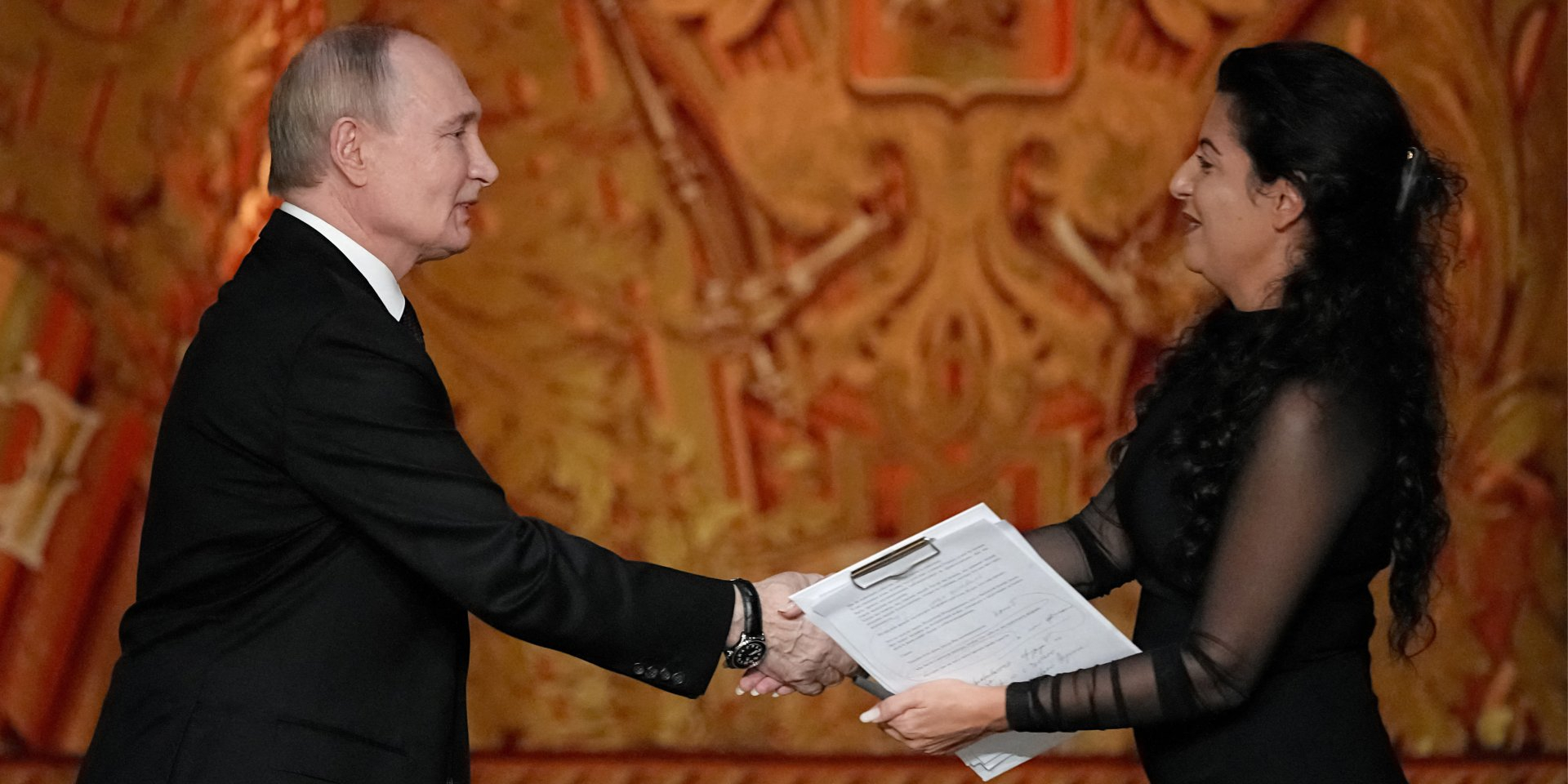 Putin shaking hands with propagandist Margarita Simonyan (Photo: Pavel Bednyakov/Pool via REUTERS)