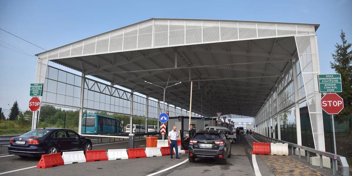 Krakovets border crossing (Photo: REUTERS/Pavlo Palamarchuk)