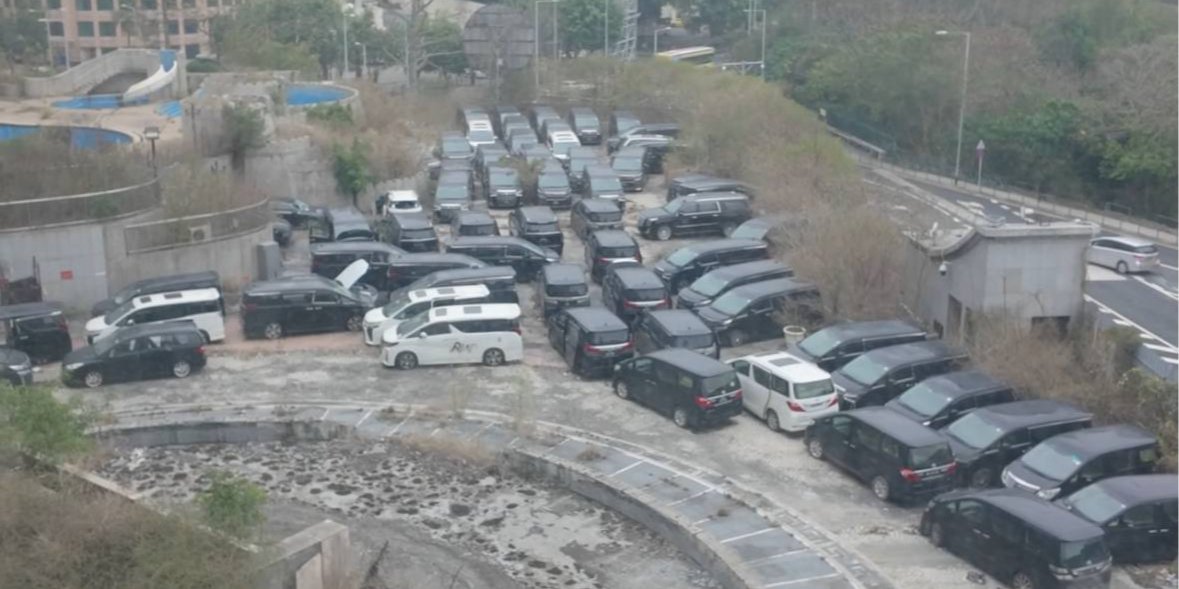 На территории заброшенного отеля нашли элитный автопарк (Фото: Exploring the Unbeaten Path/YouTube/скриншот)