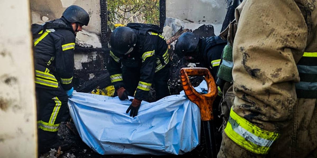 Рятувальники знайшли тіла загиблих на місці пожежі приватного будинку (Фото: ДСНС України/Telegram)