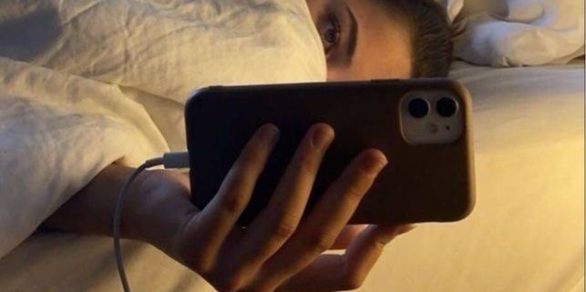 Суд обязал мужчину выплатить компенсацию бывшей жене, потому что он записал ее в телефоне «Пухленькая» (Фото: Maryasmorevna/Pinterest)