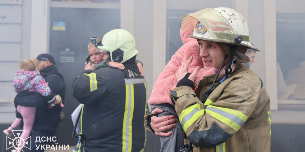 Rescuers evacuate children from a kindergarten hit by a Russian suicide bomber in Kharkiv, October 22, 2025 (Photo: State Emergency Service)