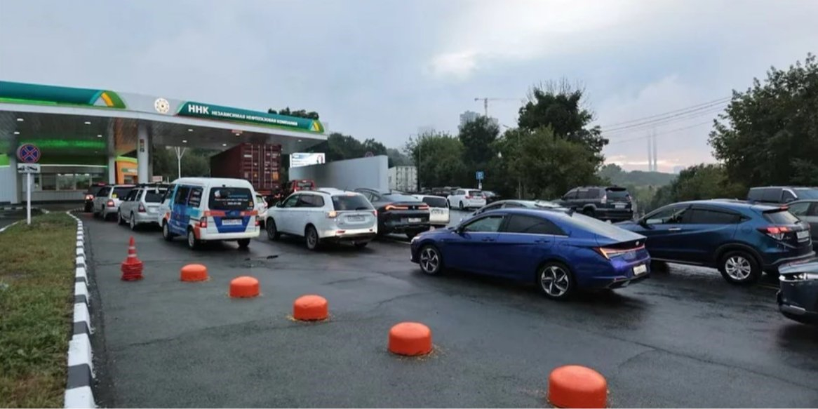 Fuel lines at a Russian gas station (Photo: REUTERS/Tatiana Meel)
