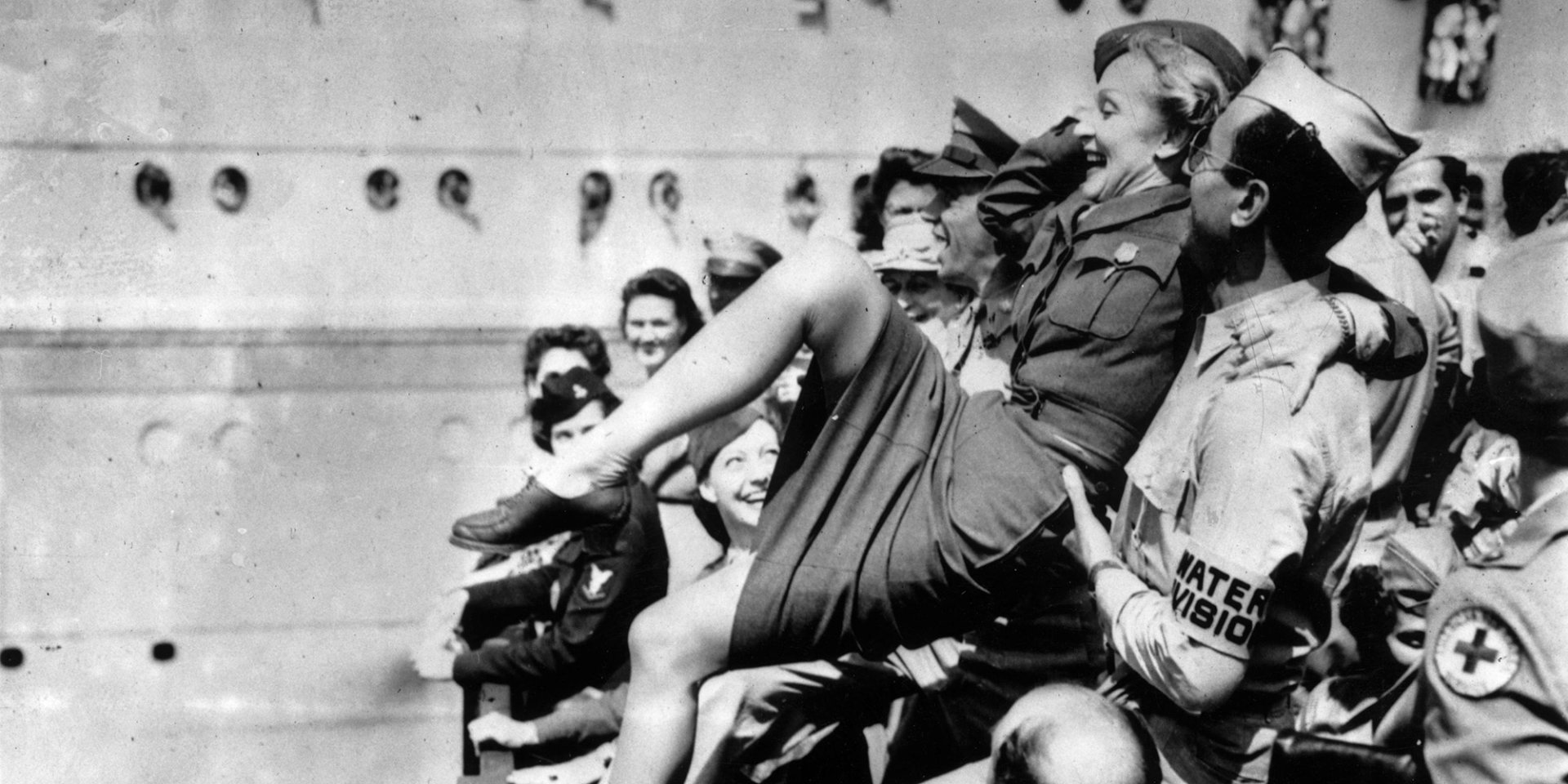 Голлівудська кінозірка Марлен Дітріх завершує виступ на кораблі військово-морських сил США, Атлантичний океан, 1944−1945 роки. (Фото: Keystone / Getty Images)