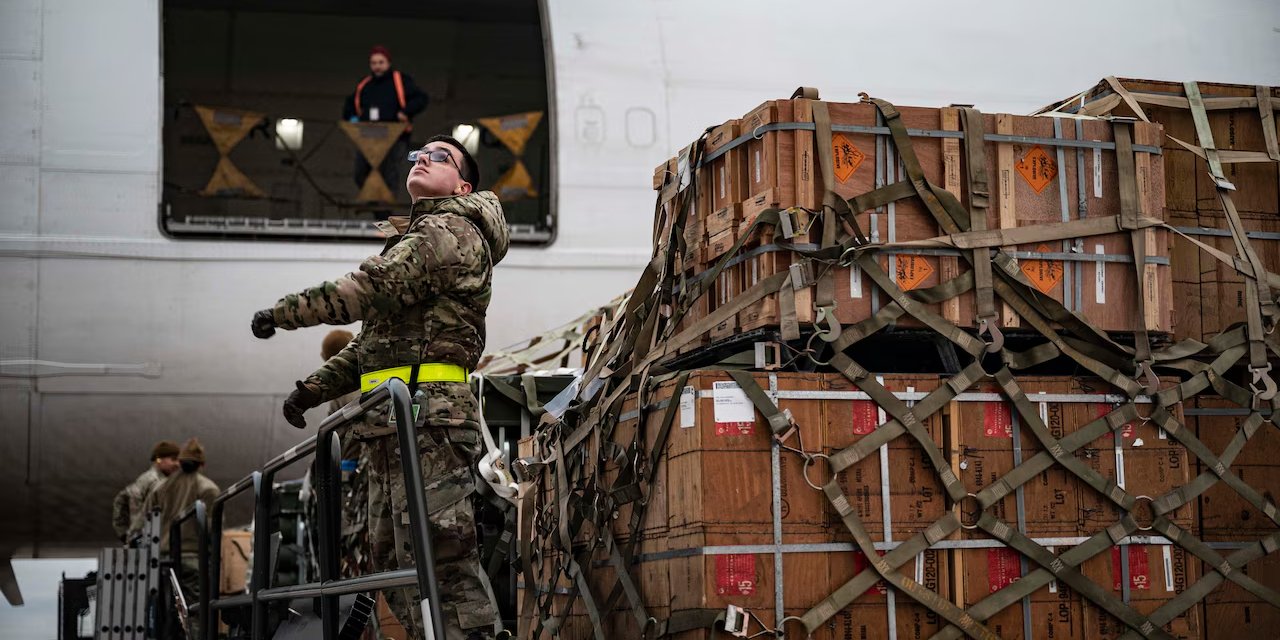 Завантаження американського літака військовою допомогою Україні в 2023 році (Фото: Air Force Staff Sgt. Marco A. Gomez)