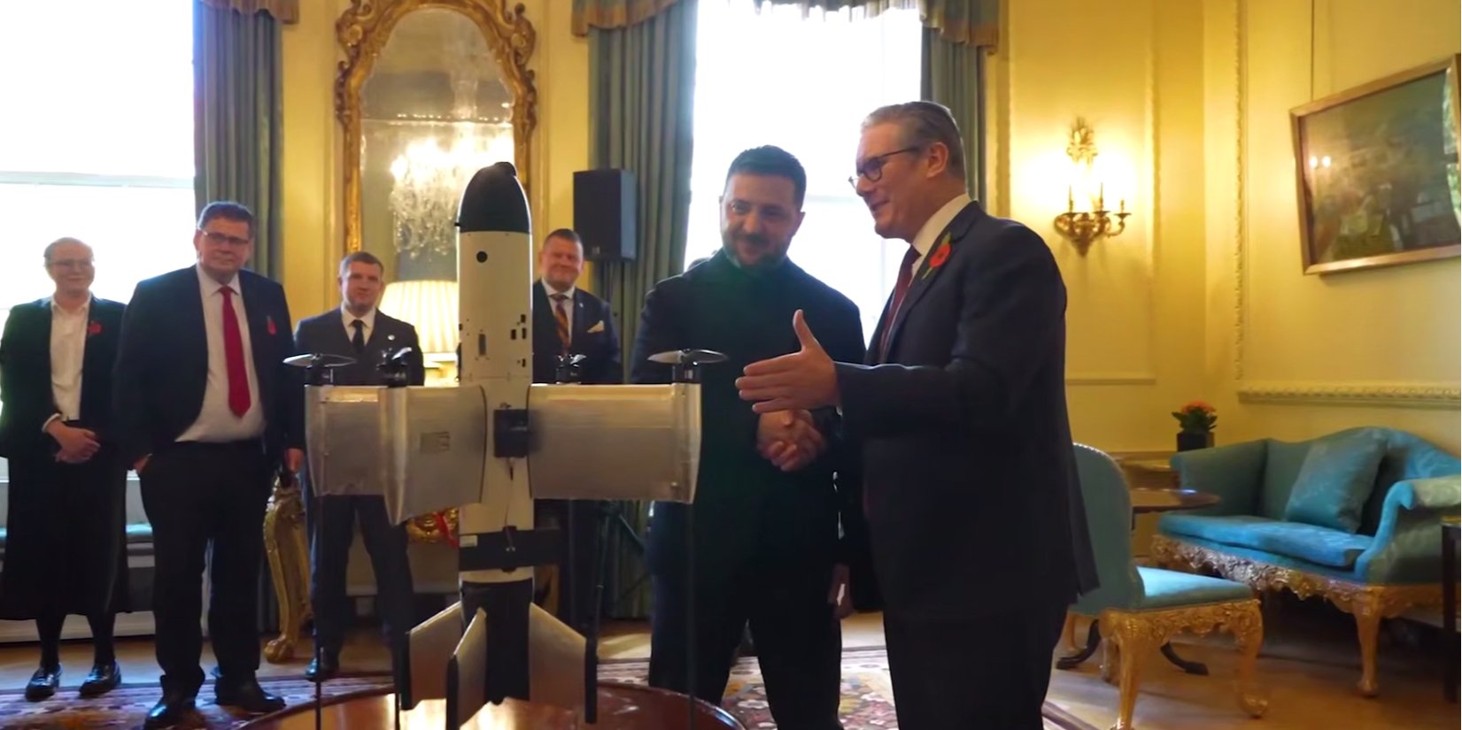 Президент Украины показал Киру Стармеру дрон Octopus (Фото: скриншот видео / Зеленский / Официальный / Telegram)