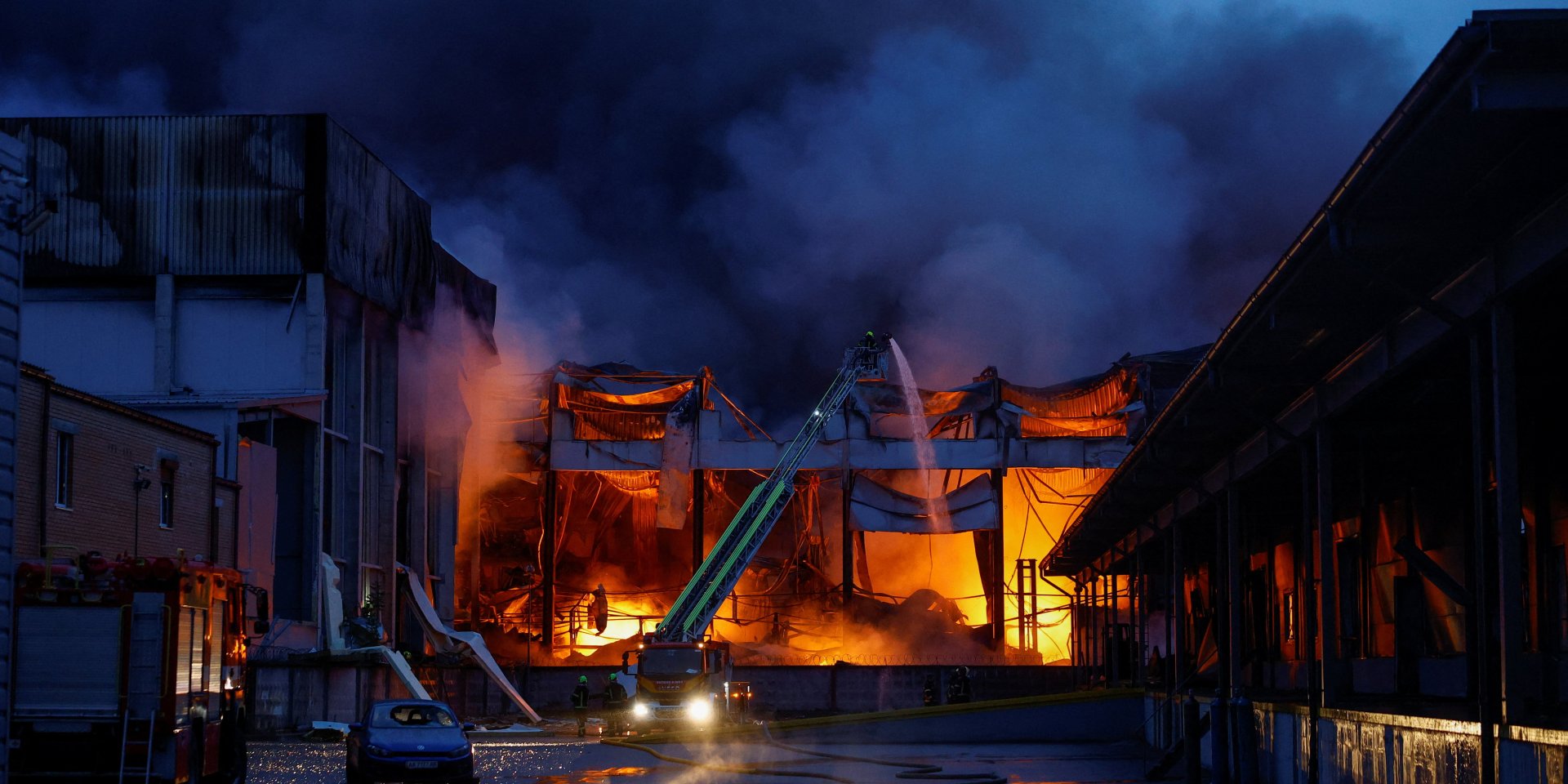 Масштабные пожары и&nbsp;воронка среди домов: фоторепортаж о&nbsp;последствиях ракетного удара по&nbsp;Киеву