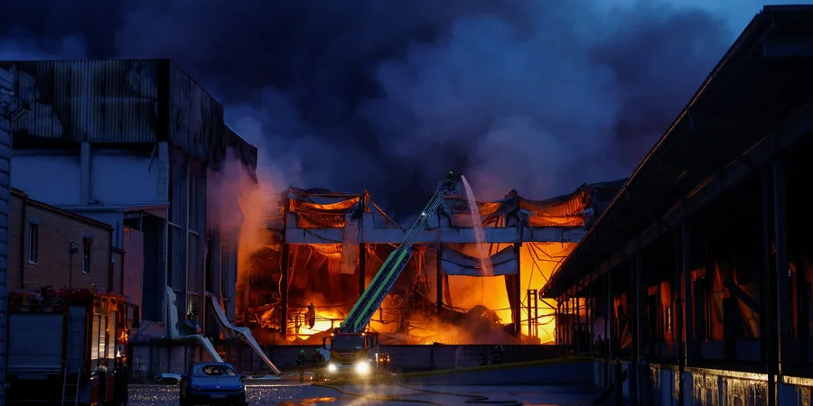 Масштабные пожары и воронка среди домов: фоторепортаж о последствиях ракетного удара по Киеву