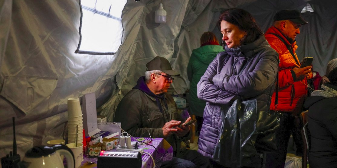 Люди в пункті незламності в Чернігові, 21 жовтня 2025 року (Фото: REUTERS/Maksym Kishka)