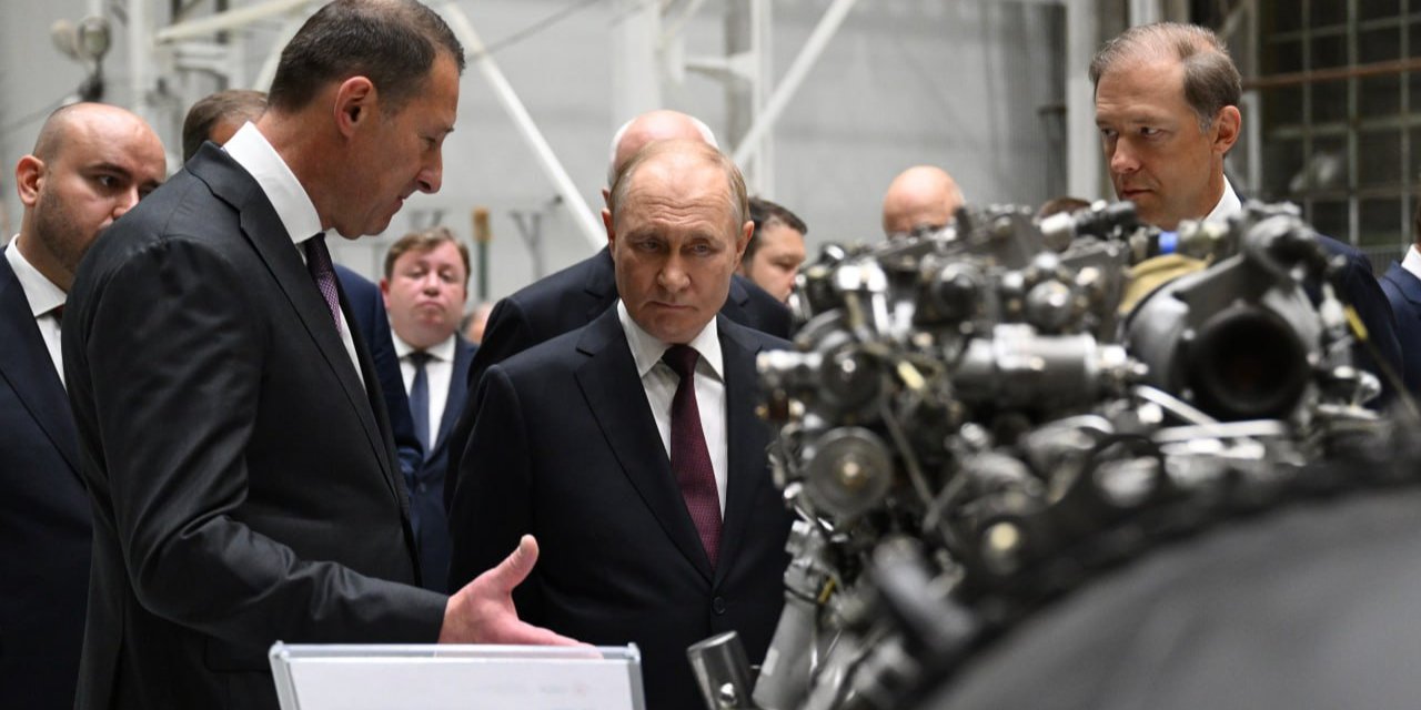 Російський диктатор Володимир Путін на підприємстві ОДК-Кузнецов, де виробляють газотурбінні та ракетні двигуни, 5 вересня 2025 року (Фото: Кремль. Новости / Telegram)