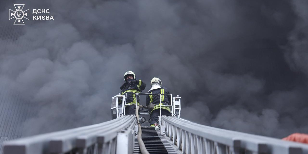 Ліквідація масштабної пожежі після російської ракетної атаки на Київ 25 жовтня (Фото: ДСНС України via Facebook)