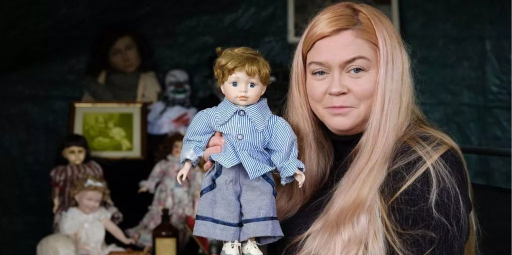 Женщина из Британии коллекционирует игрушки и артефакты из фильмов ужасов (Фото: Greg Martin/CornwallLive)