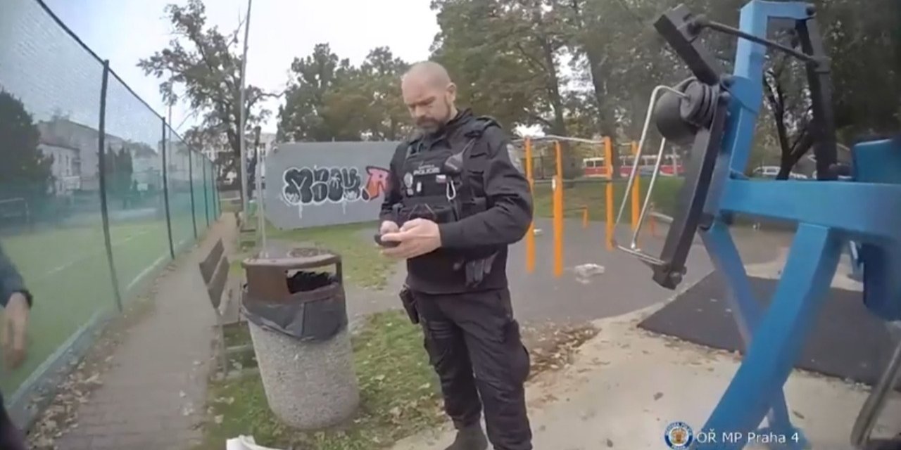 Мужчина просто так подарил незнакомому наличные деньги (Фото: MP hl. m. Prahy/Скриншот)