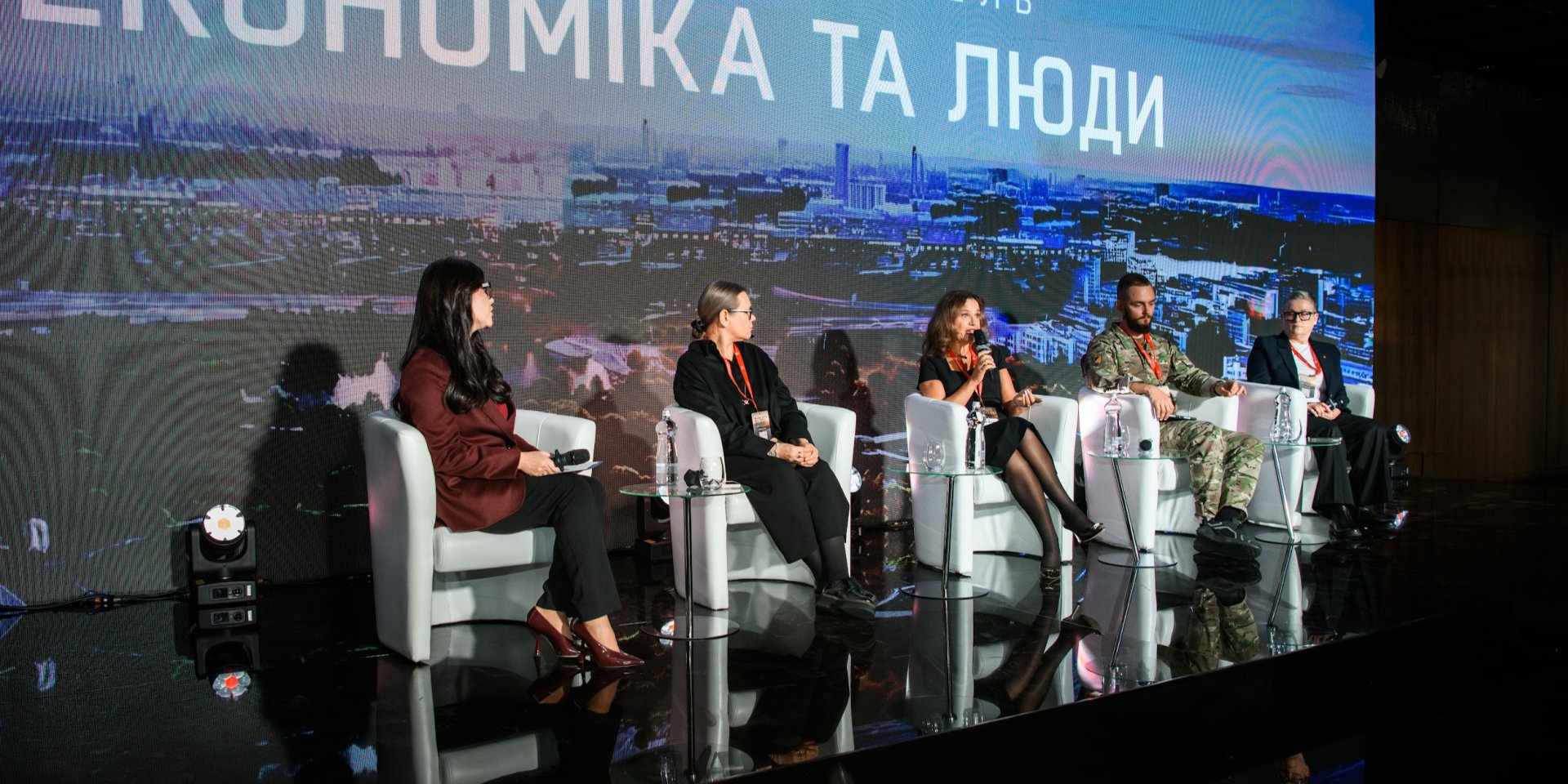 Участники дискуссионной панели Экономика и люди (Фото: Сергей Канциренко / NV)