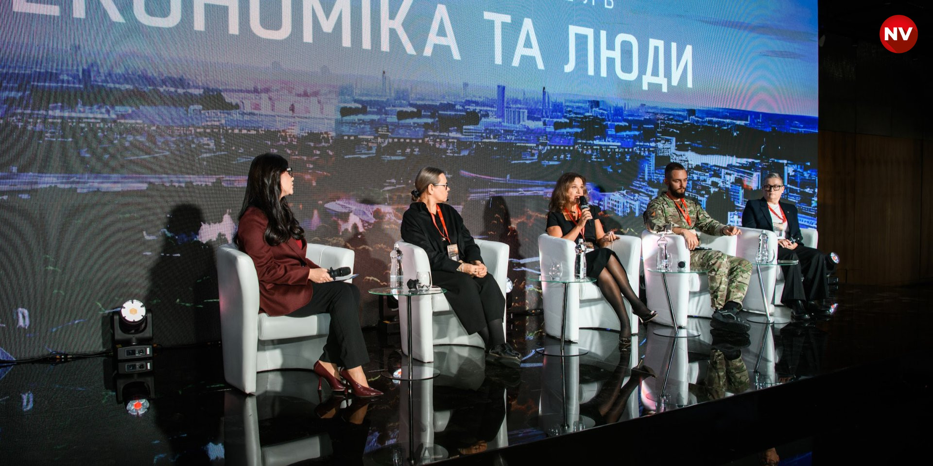 Учасники дискусійної панелі Економіка та люди (Фото: Сергій Канциренко / NV)