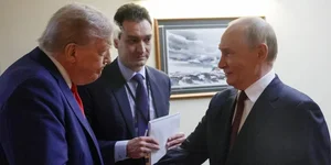 Президент США Дональд Трамп і російський диктатор Володимир Путін під час зустрічі на Алясці 15 серпня 2025 року (Фото: Sputnik/Gavriil Grigorov/Pool via REUTERS)