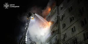 Рятувальники ліквідують наслідки російського обстрілу у Сумах 31 жовтня (Фото: ДСНС України/Telegram)