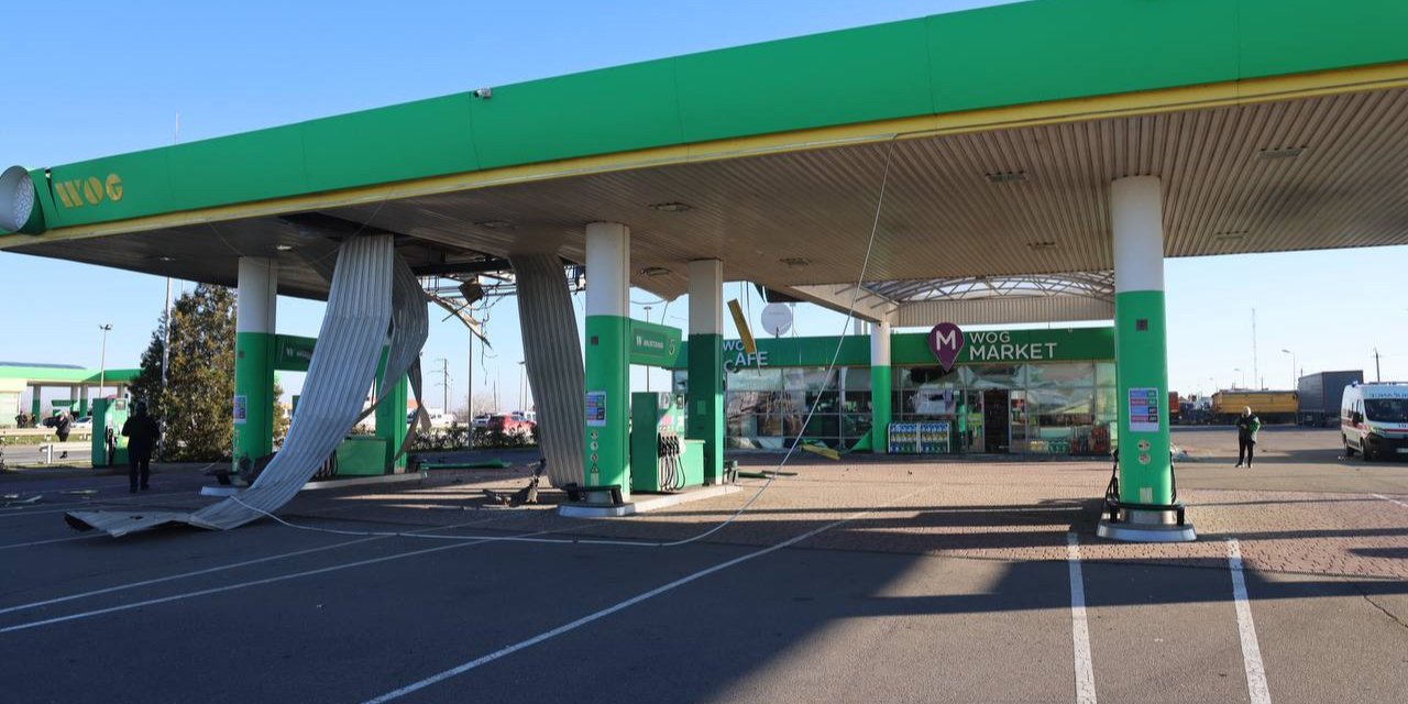 Россия атаковала Николаев баллистикой: один человек погиб, 15 раненых, среди них ребенок, повреждены АЗС и&nbsp;автомобили