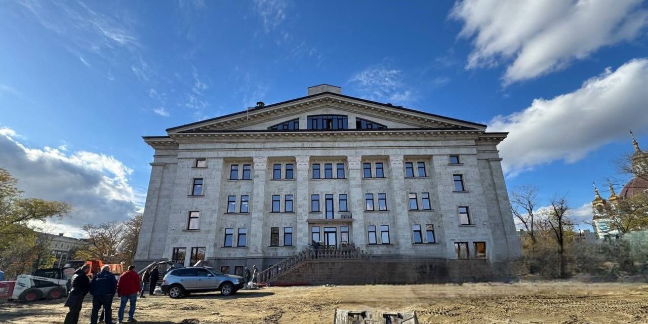 &laquo;Пение и&nbsp;танцы на&nbsp;костях&raquo;. Оккупанты готовятся открыть Мариупольский драмтеатр, который разрушили в&nbsp;2022 году&nbsp;&mdash; городской совет