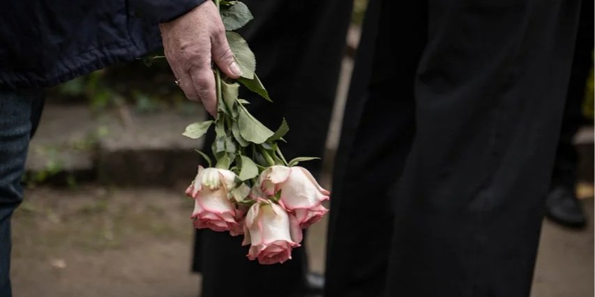 Британка на похоронах своего отца узнала, что он последние 15 лет жил на две семьи (Фото: Henning_W/Pixabay)