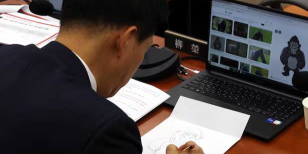 Депутат во время замещения рисовал гориллу (Фото: Newsis)