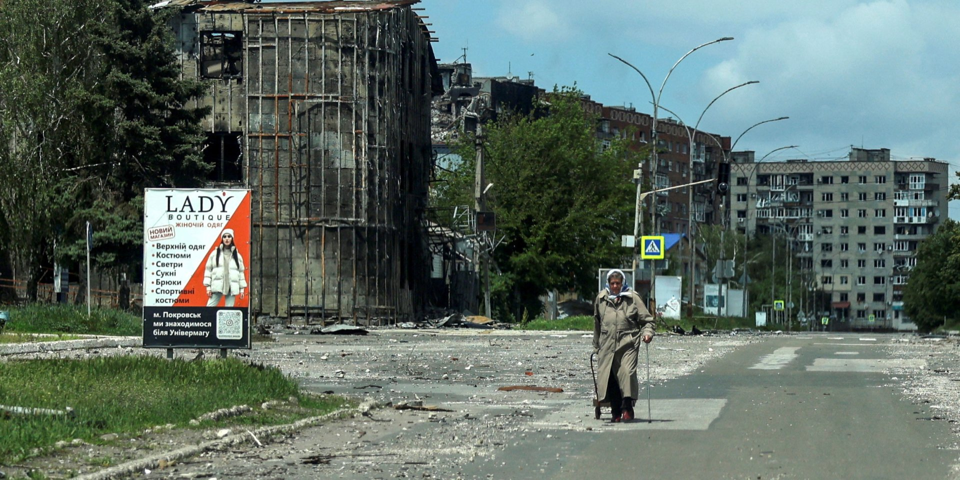A woman on the street in Pokrovsk, May 21, 2025 (Photo: REUTERS/Anatolii Stepanov)
