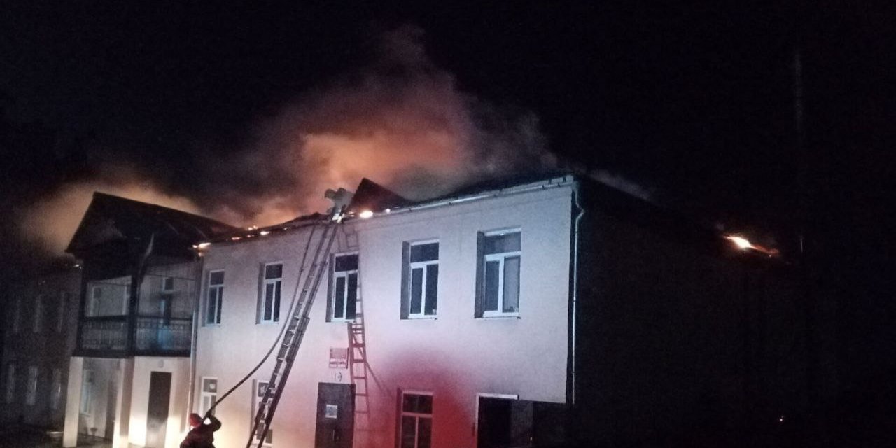 По предварительной версии событий, пожар произошел из-за скопления голубиного помета возле раскаленной дымоходной трубы здания ДК (Фото: t.me/zabmchs)