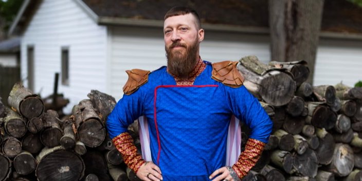 Мужчина в костюме анти супергероя спас человека из пожара (Фото: Maddie McGarvey/The Guardian)