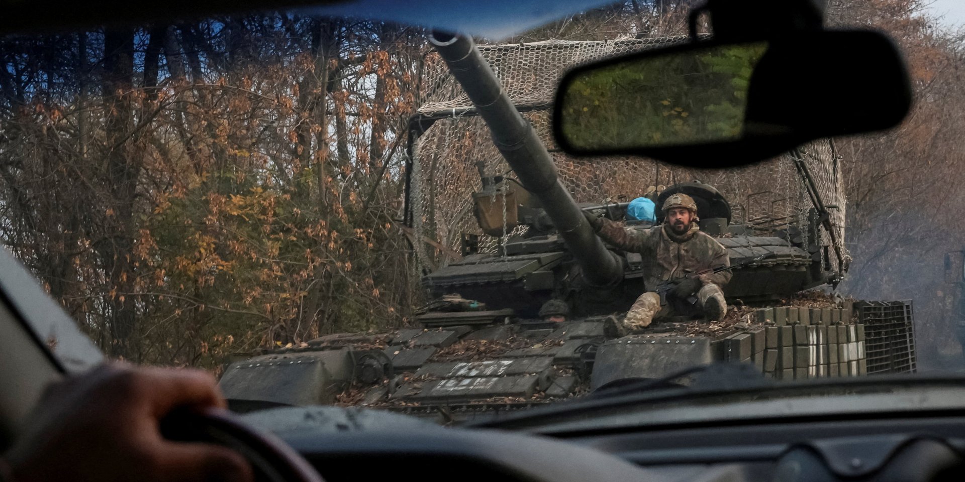 Українські військовослужбовці їдуть на танку у Донецькій області, 23 жовтня 2025 року (Фото: REUTERS/Anatolii Stepanov)