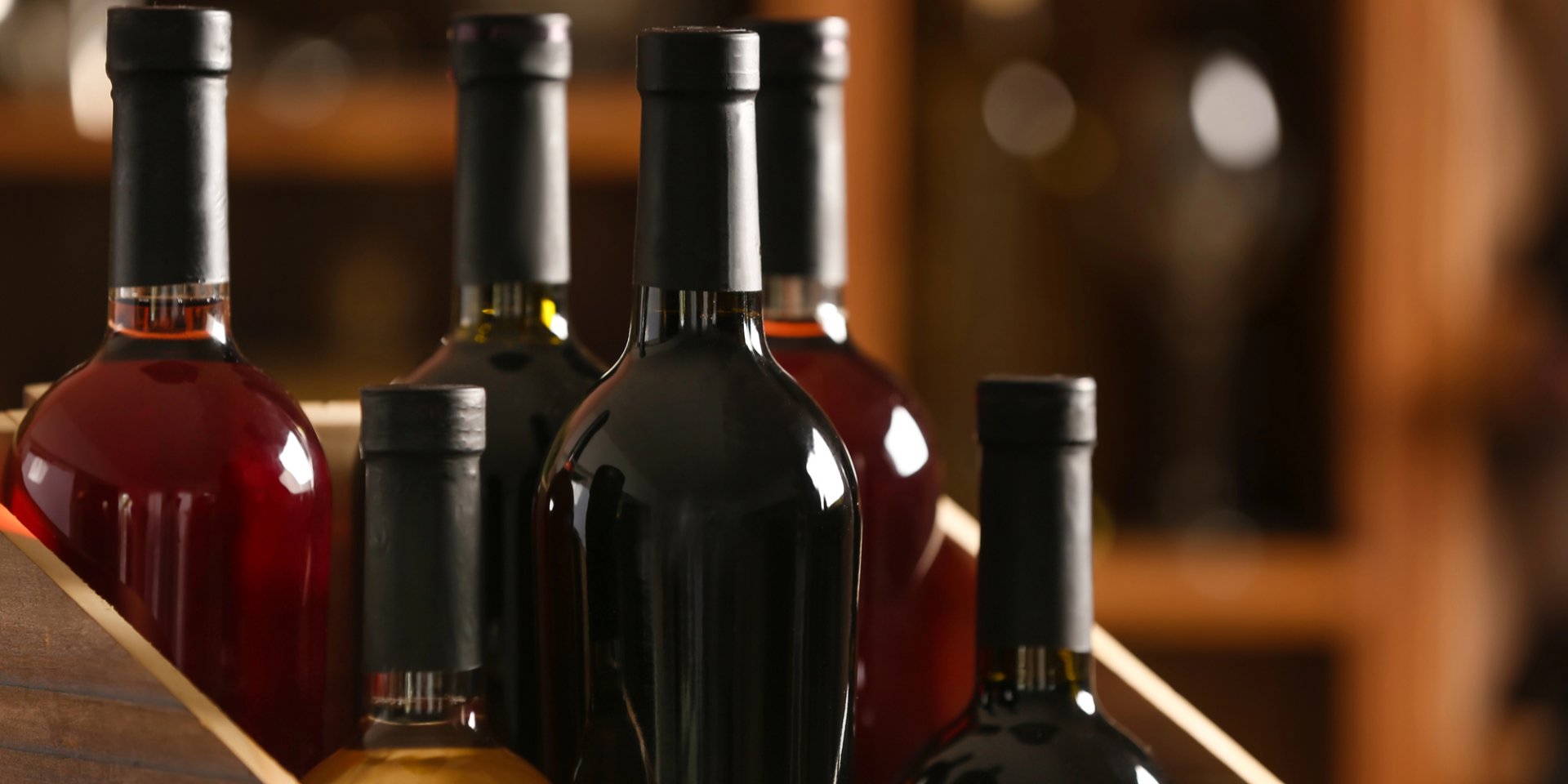 Демонстративное фото, бутылки с вином (Фото: depositphotos.com/ serezniy)