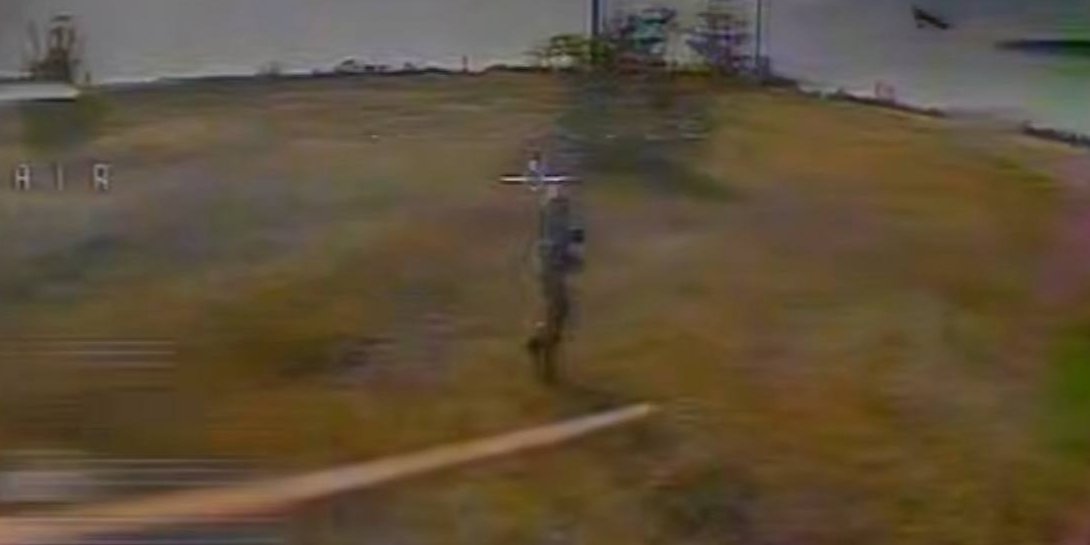 Солдат армии РФ пытался кулаком сбить украинский дрон (Фото: Бутусов Плюс/Telegram/скриншот)