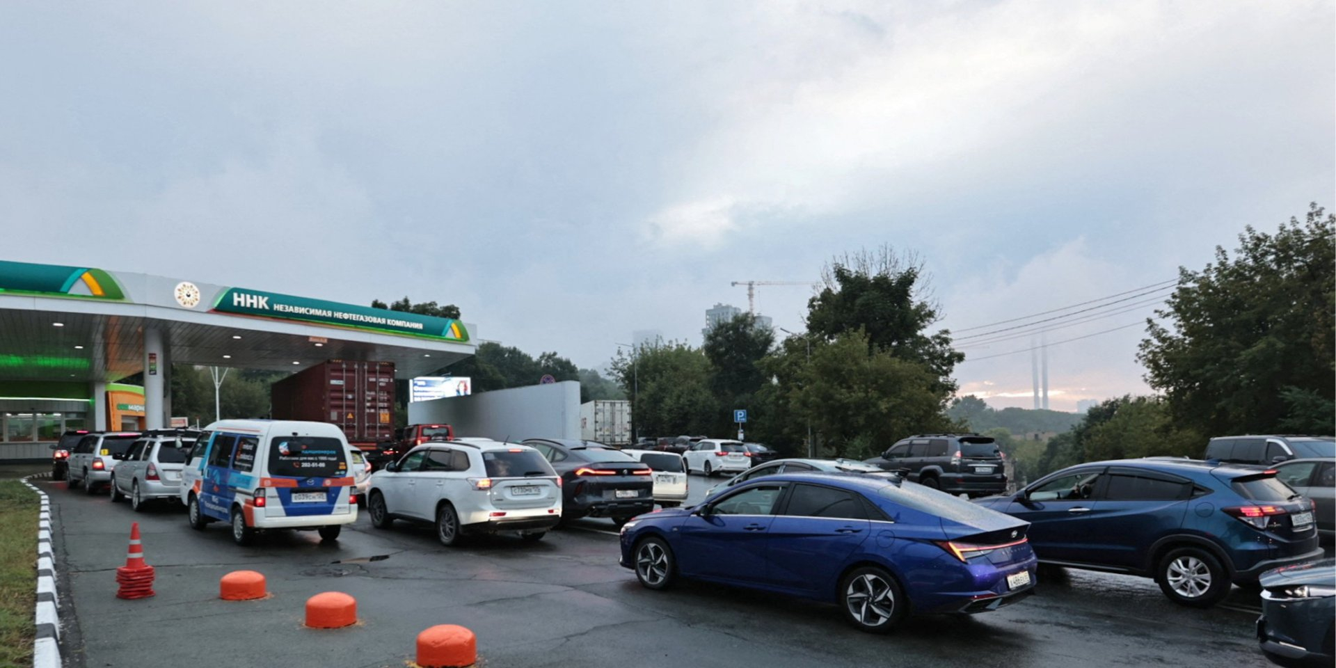 Lines at the Russian petrol stations (Photo: Reuters)