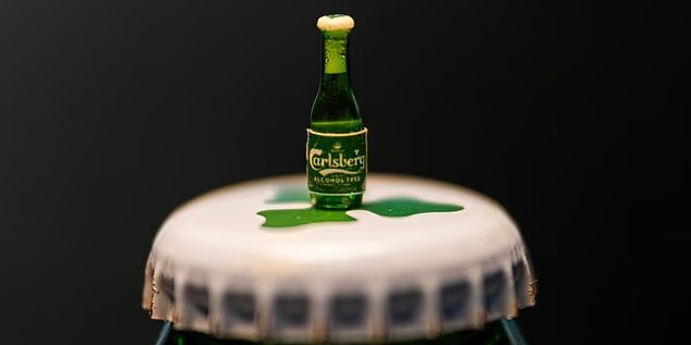 Пивная компания выпустила самую маленькую в мире бутылку пива (Фото: Carlsberg)