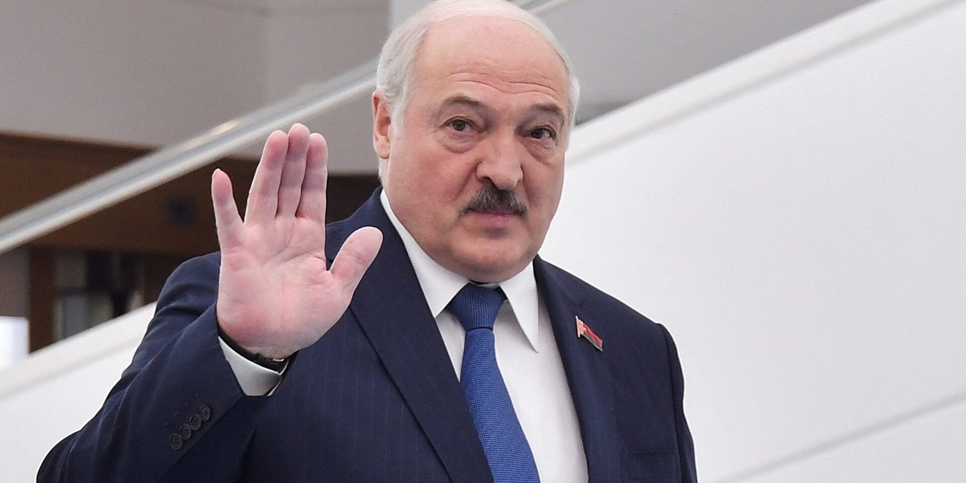 Лукашенко цинично приглашает украинцев приезжать в Беларусь (Фото: REUTERS/Turar Kazangapov)