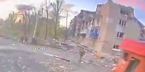 Російські окупанти на одній з вулиць Покровська, листопад, 2025 рік (Фото: Скриншот відео / 7 корпус ДШВ / Telegram)