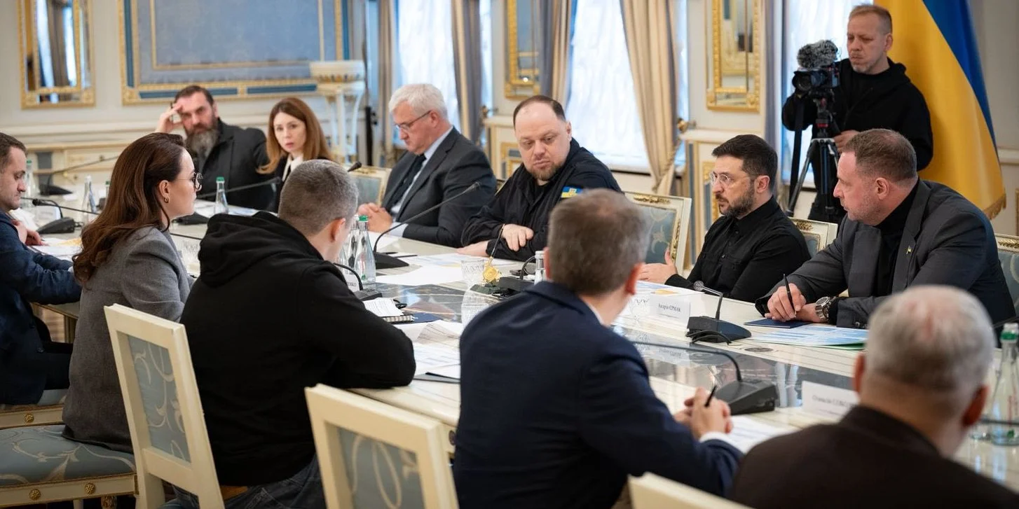 The government is allocating 14.4 billion hryvnias for one-time payments of 1,000 and 6,500 hryvnias under the “Winter Support 2025–2026” program (pictured: Volodymyr Zelenskyy meeting with government officials in October 2025). (Photo: Yuliia Svyrydenko / Facebook)