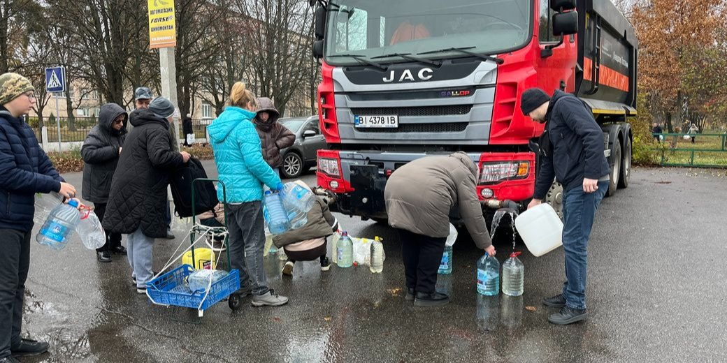 People collect technical water in Poltava Oblast (Photo: Suspilne Poltava)