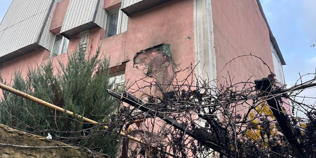 A four-story residential building caught fire in the Odesa district on Nov. 10, 2025. (Photo: Oleh Kiper / Telegram)
