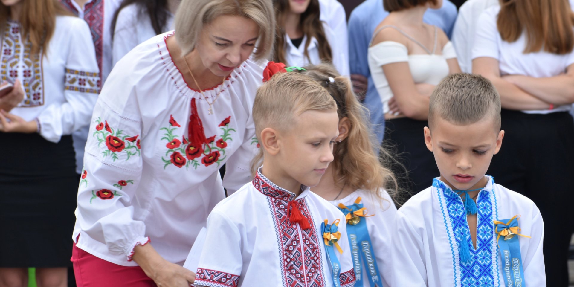 Вчителька та школярі (ілюстративне фото) (Фото: zhigbykyt1961.gmail.com/Depositphotos)