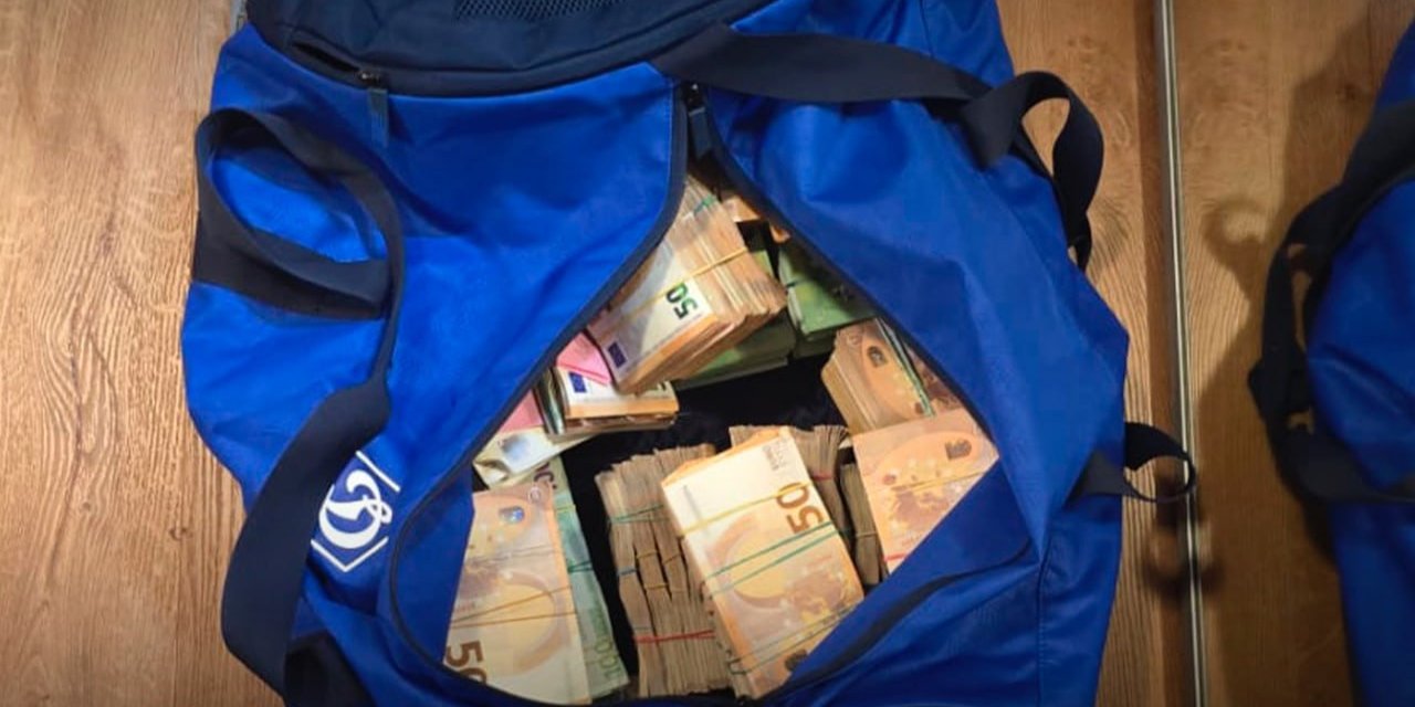 Зокрема, фігурант &laquo;Рьошик&raquo; скаржився своєму співрозмовнику, що&nbsp;йому, мовляв, було &laquo;складно нести&raquo; коробку, в&nbsp;якій лежало 1,6 млн грн (Фото: t.me/nab_ukraine)