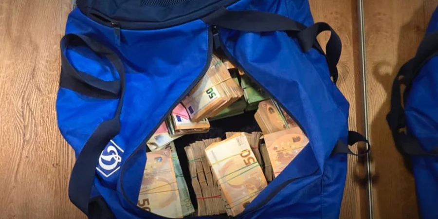 Зокрема, фігурант «Рьошик» скаржився своєму співрозмовнику, що йому, мовляв, було «складно нести» коробку, в якій лежало 1,6 млн грн (Фото: t.me/nab_ukraine)