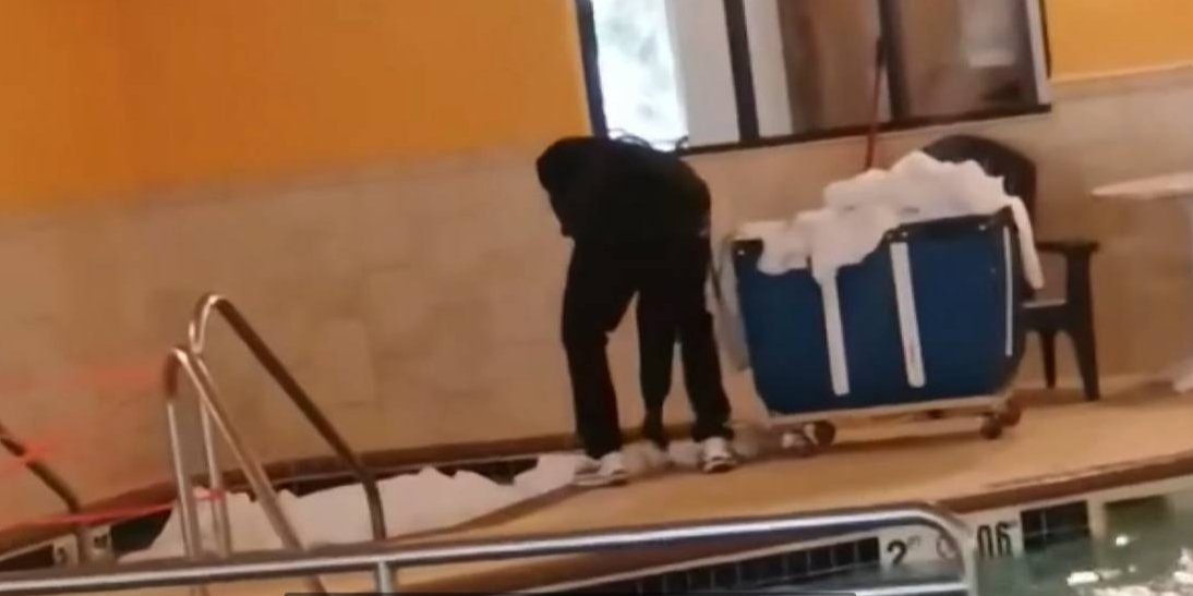 Работник отель стирал простыни прямо в бассейне для туристов (Фото: CBS Minnesota/YouTube/скриншот)