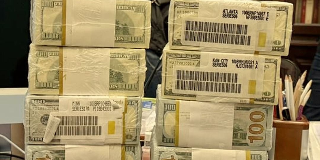 Готівка, знайдена під час обшуків — зокрема стоси доларів, ймовірно зовсім нових, з банківськими штрихкодами та позначками місць випуску («Atlanta» і «Kansas city») (Фото: Центр протидії корупції/Facebook)