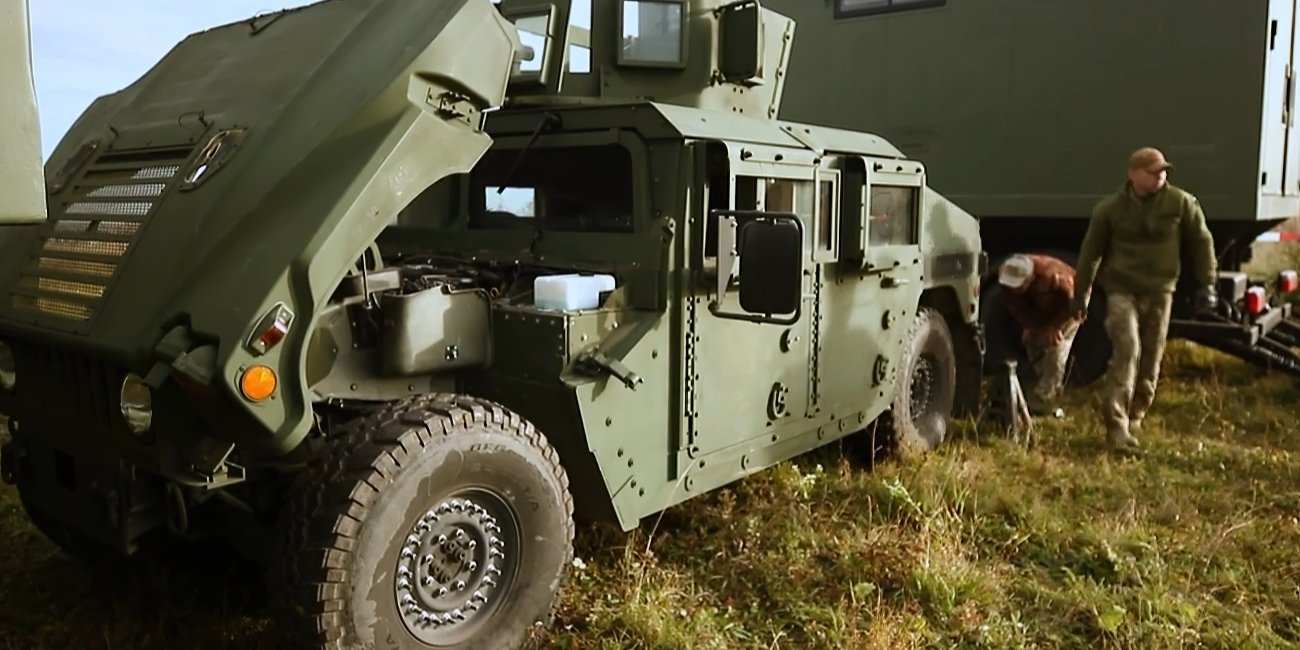 Украинские военные ремонтируют бронеавтомобиль Humwee в полевых условиях, ноябрь 2022 года (Фото: Повернись живим)